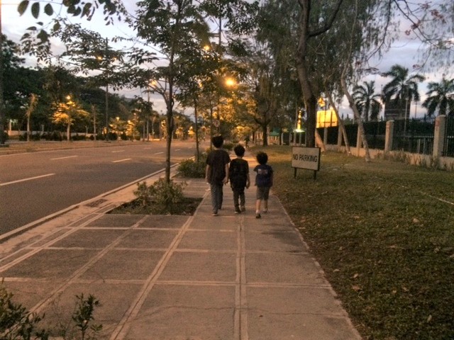 kids-strolling-bgc